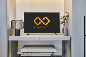 Ein gerahmtes Schild mit einem Logo und dem Wort 'STAYFINITY' auf einem an der Wand befestigten Regal.