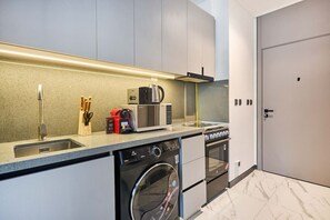 Eine moderne Küche mit Edelstahlgeräten, einem Backofen und einem Geschirrspüler.