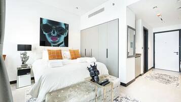 Tabla de planchar con plancha, wifi, ropa de cama