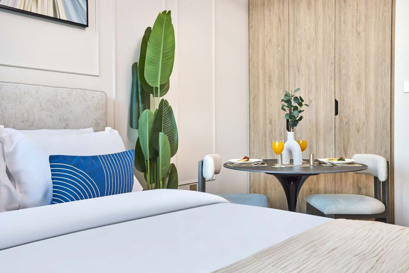 Desk, iron/ironing board, WiFi, bed sheets