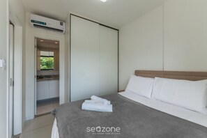 Una habitación de hotel moderna con cama, baño y kitchenette.