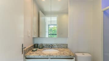 Basic Apartment | Bathroom