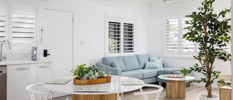 Un espacio moderno para vivir con cocina, comedor y zona de estar.