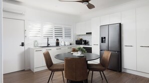 Private kitchen - Sandy Toes Hideaway – Lux Pet-Friendly Retreat (Nelson Bay)