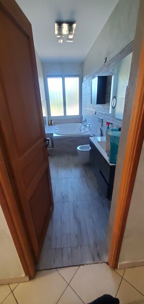 A bathroom with a bathtub, sink, and toilet. - Peaceful 3-bedroom country house in charming Trinità awaits you (Trinità)