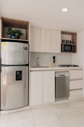 Private kitchen - House G with Garage, 15 minutes from JMC Airport—all the comforts in one place. (Rionegro)