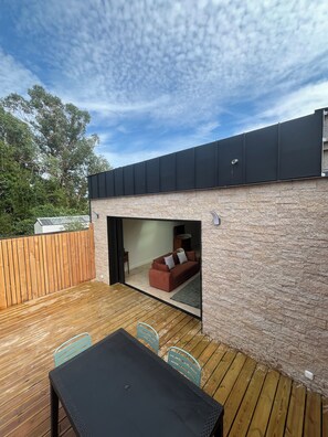 Outdoor dining - Gorgeous 5-bedroom house in charming Billiers perfect for families (Billiers)
