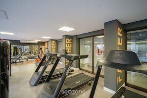 A gym with treadmills, weight machines, and a mirrored wall. - Studio 750m From the Sea, Building w/ Pool Eub1601 (Salvador)