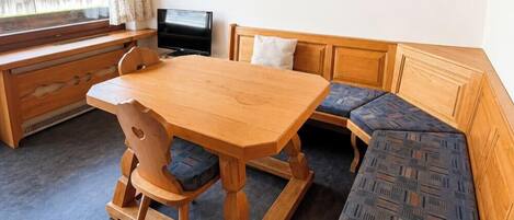 Apartment, Balcony, Mountain View | In-room dining