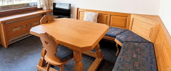 Appartement, balcon, vue montagne | Restauration dans la chambre