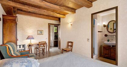 La Demoiselle Guesthouse – Room with Wi-Fi and Village View