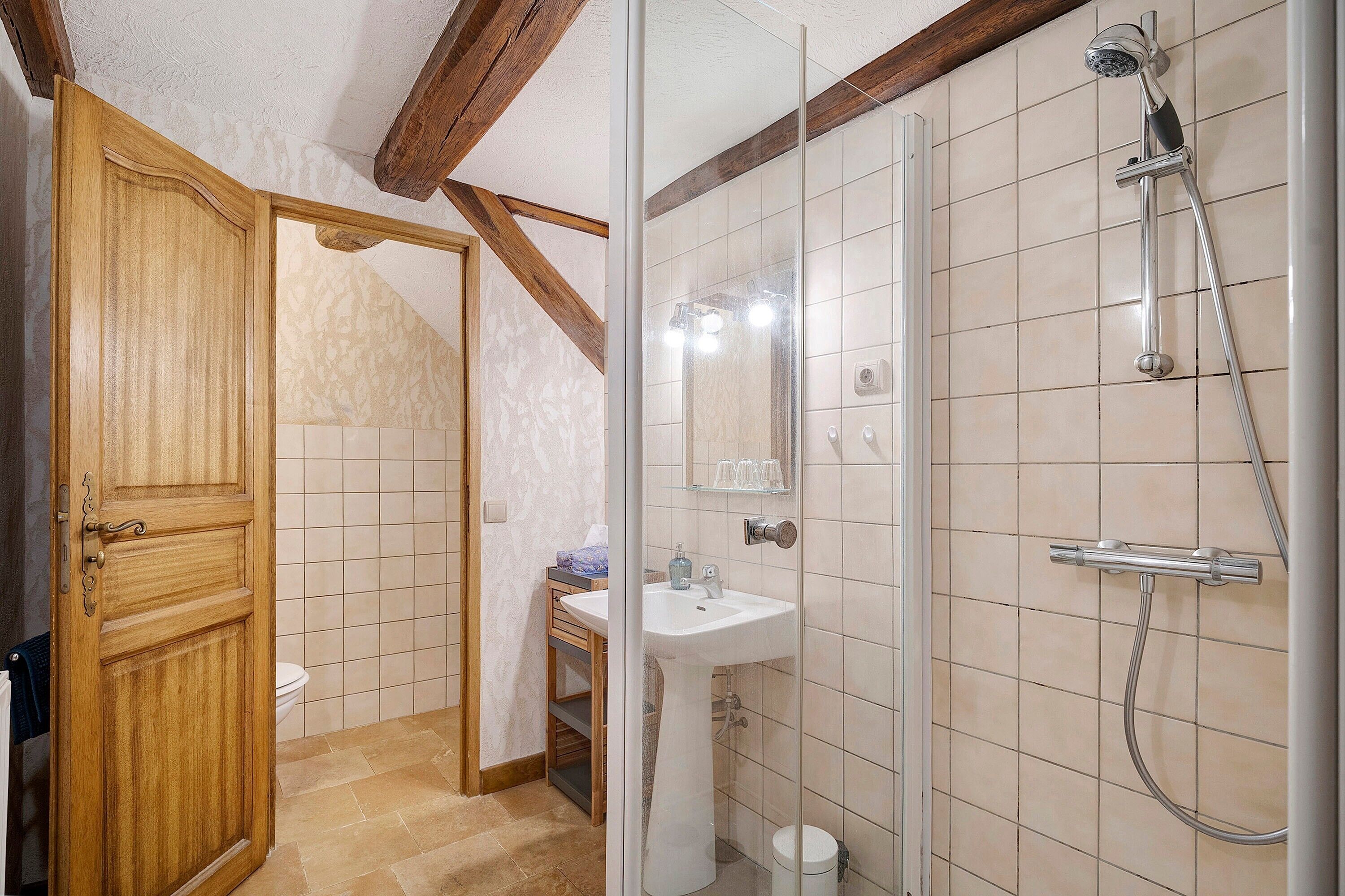 Een douche, een haardroger, handdoeken