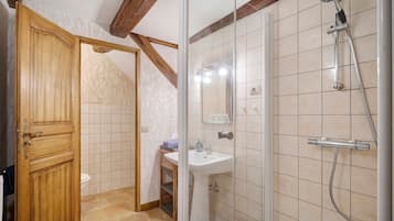 Een douche, een haardroger, handdoeken