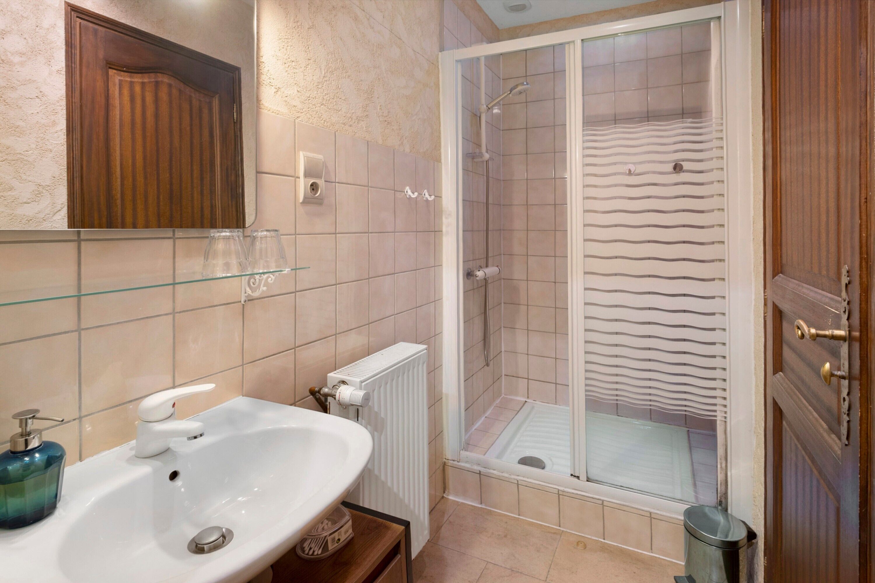 Een douche, een haardroger, handdoeken