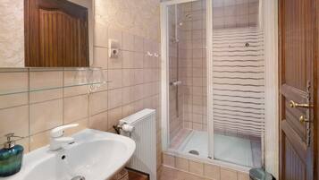 Een douche, een haardroger, handdoeken