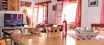 Stunning private villa for 21 guests with private pool, WIFI, TV, pets allowed and panoramic view