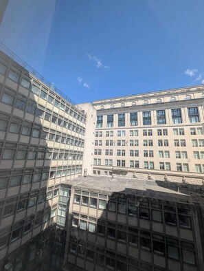A multi-story building with a grid of windows and a flat roof. - City View Studio Apartment – Liverpool (Liverpool)