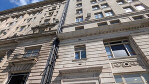 A historic building with a prominent entrance marked with the number 7. - City View Studio Apartment – Liverpool (Liverpool)