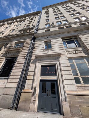 A historic building with a prominent entrance marked with the number 7. - City View Studio Apartment – Liverpool (Liverpool)