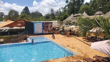 Una piscina al aire libre