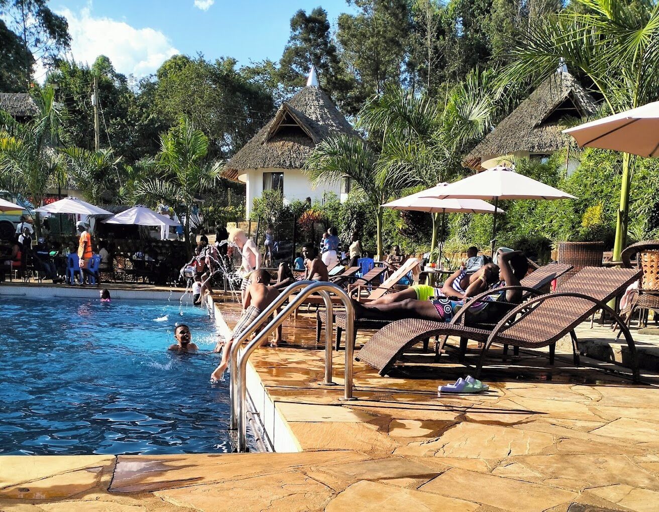 Una piscina al aire libre