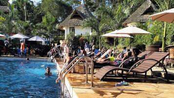 Una piscina al aire libre