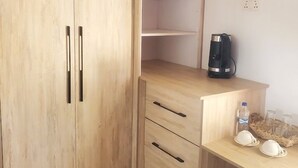 Un armario de madera con dos puertas y un estante incorporado.