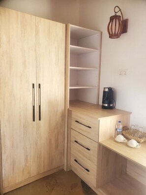 Un armario de madera con dos puertas y un estante incorporado.