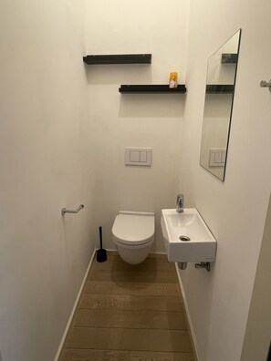 Bathroom - Quietly Located Artistic Apartment in Downtown Antwerp (Antwerpen)