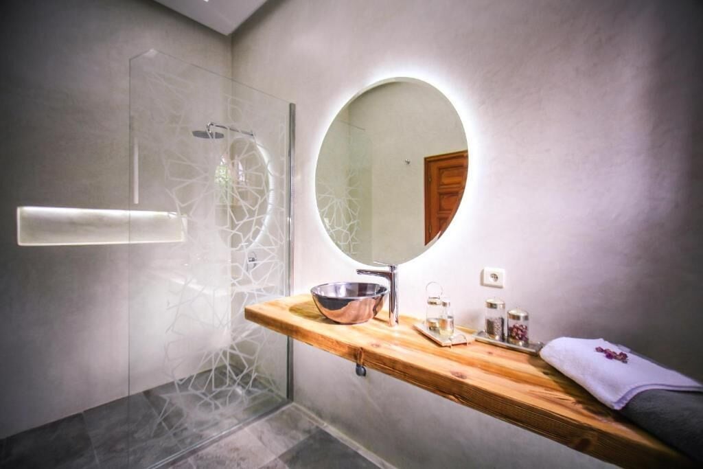 Dusche, kostenlose Toilettenartikel, Haartrockner, Handtücher