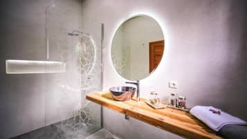 Dusche, kostenlose Toilettenartikel, Haartrockner, Handtücher