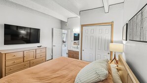 Iron/ironing board, WiFi (free), bed sheets - Frisco Condo, 2b 2ba, see Main St from deck, onsite parking, amenities! (Frisco)