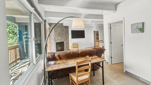 Smart TV, fireplace - Frisco Condo, 2b 2ba, see Main St from deck, onsite parking, amenities! (Frisco)