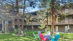 Outdoor dining - Frisco Condo, 2b 2ba, see Main St from deck, onsite parking, amenities! (Frisco)