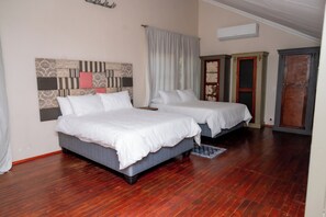5 bedrooms, iron/ironing board, WiFi, bed sheets - Fabulous 5-bedroom Farmhouse style house with beautiful views in Hartbeespoort (Hartbeespoort)