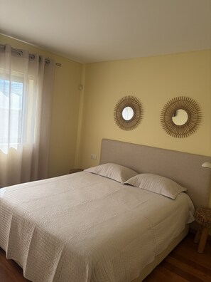 3 slaapkamers, een strijkplank/strijkijzer, reisbedje, wifi