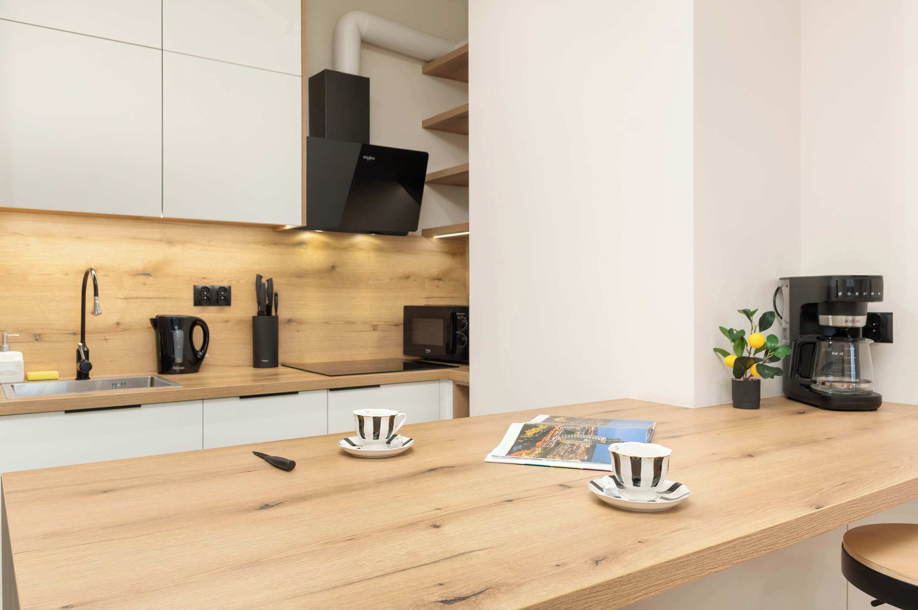 Cafetera y tetera, refrigerador, microondas y horno 