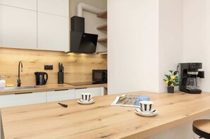 Cafetera y tetera, refrigerador, microondas y horno 