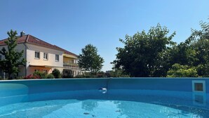Piscine extérieure en saison