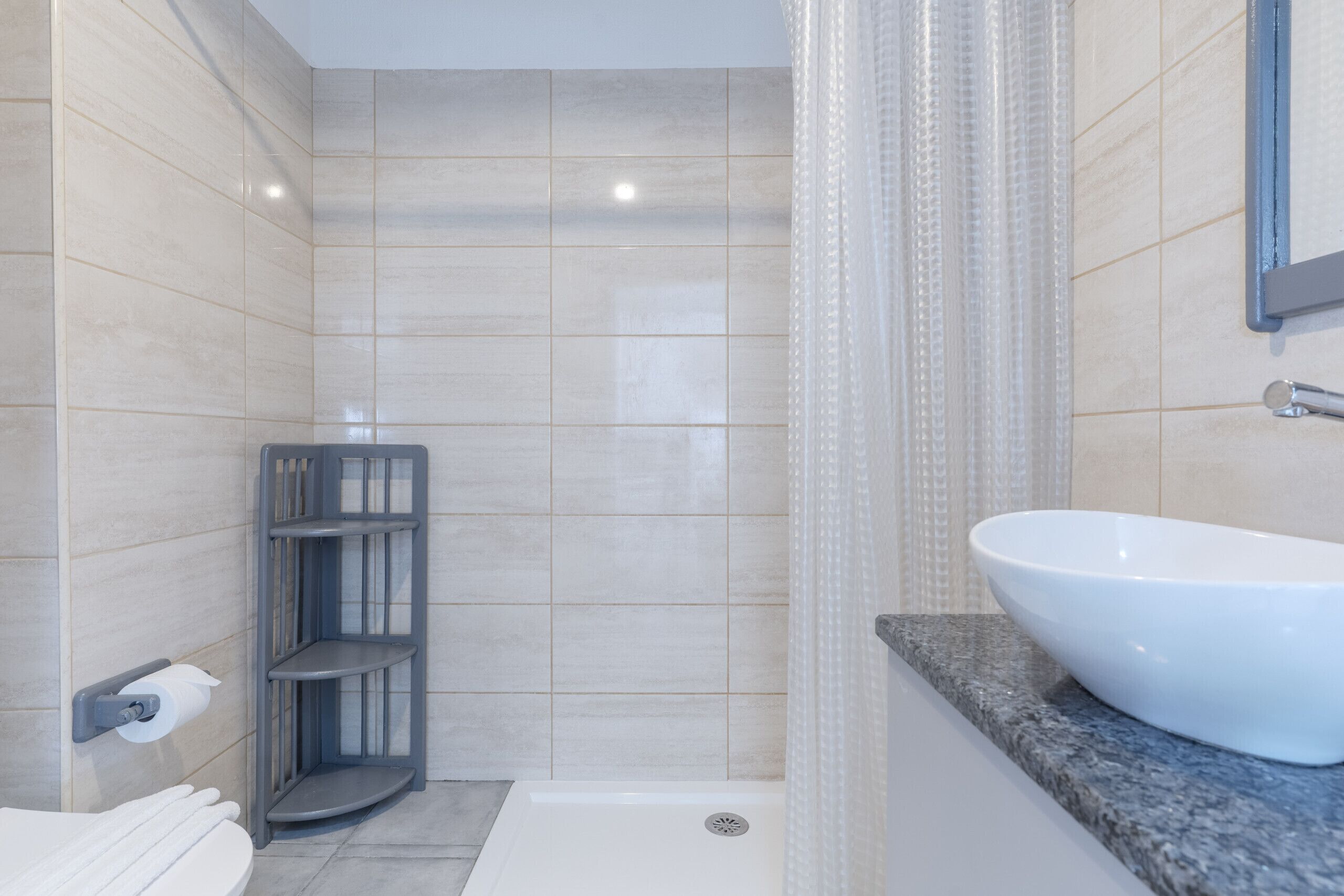 Ein Badezimmer mit Badewanne, Toilette und Waschbecken.