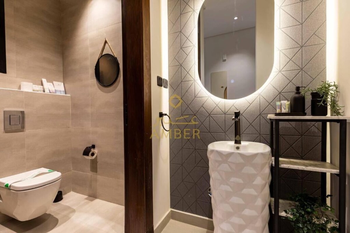 Ein Badezimmer mit Toilette, Waschbecken und Duschbereich.