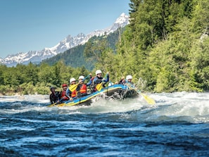 A group of people rafting on a river with a mountainous backdrop. - Lovely apartment for 4 guests with WIFI, TV and balcony (Flims)