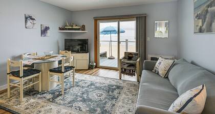 Unwind Poolside, Walk to Sand! Montauk Getaway