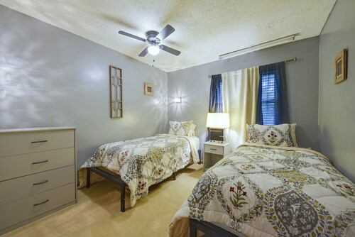 16 Mi to Dtwn Charleston! Backyard Retreat w/ Deck