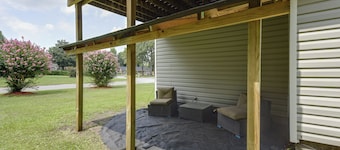 16 Mi to Dtwn Charleston! Backyard Retreat w/ Deck