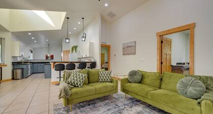 Kennewick Hideaway: Yard, Deck, 2 Living Rooms