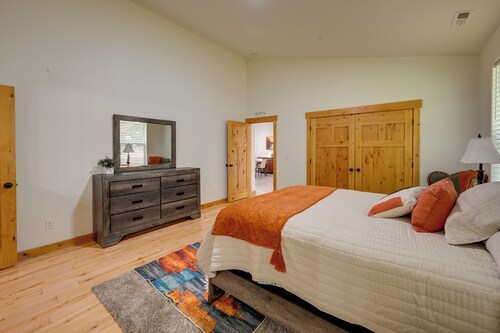 Kennewick Hideaway: Yard, Deck, 2 Living Rooms