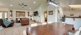 Kennewick Hideaway: Yard, Deck, 2 Living Rooms