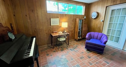 Mema's House 1/1 full kitchen, piano, bar in Brackettville/Fort Clark Springs