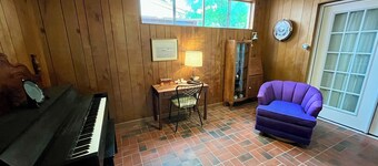 Mema's House 1/1 full kitchen, piano, bar in Brackettville/Fort Clark Springs